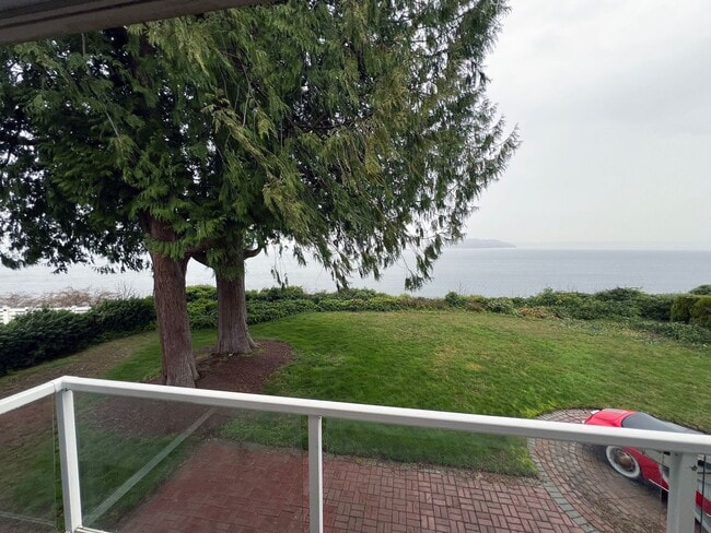 Building Photo - Gated Sound view home Des Moines area, 4 bed plus den 2.5 bath 3900 s/f, Available NOW!!!