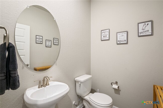 Building Photo - 10310 Mager Ln