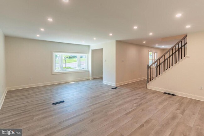 Building Photo - 248 Penncrest Dr