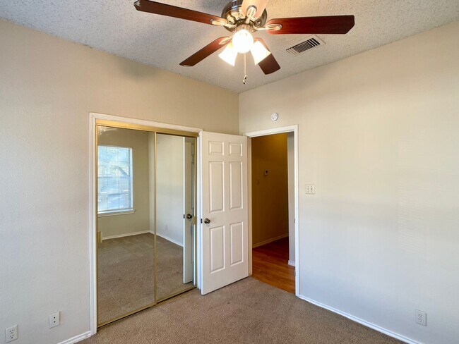 Building Photo - Central/UT 2/2 Apartments PRELEASE 8/15/2025