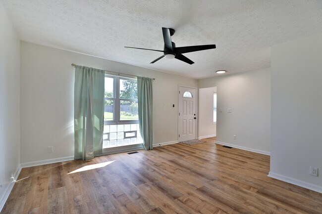 Building Photo - 601 Daventry Ln