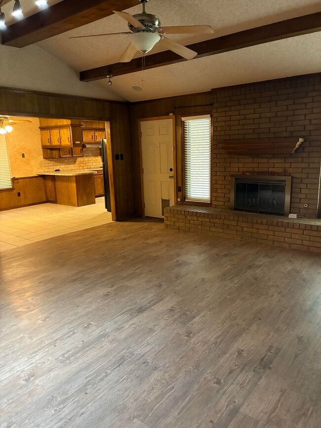 Building Photo - Spacious House