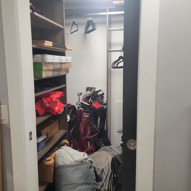 Building Photo - 825 Center St