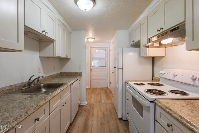 Building Photo - 3 bedroom 2 bath