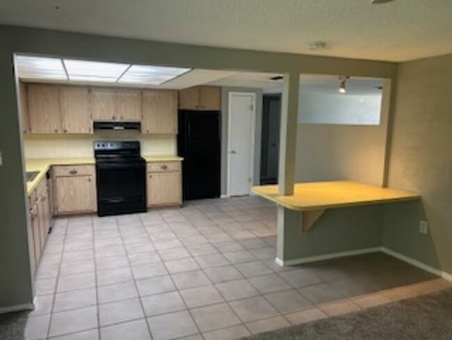 Building Photo - AVAILABLE NOW!!  Well maintained 2/2 in a ...