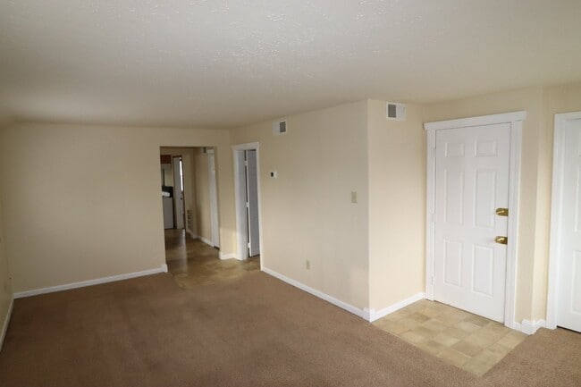 Building Photo - Large 2-Bed Upper Duplex