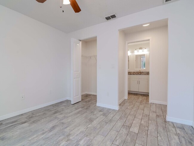 Building Photo - Charming 3-Bedroom, 2-Bathroom Home in South Tampa – Perfect Location!