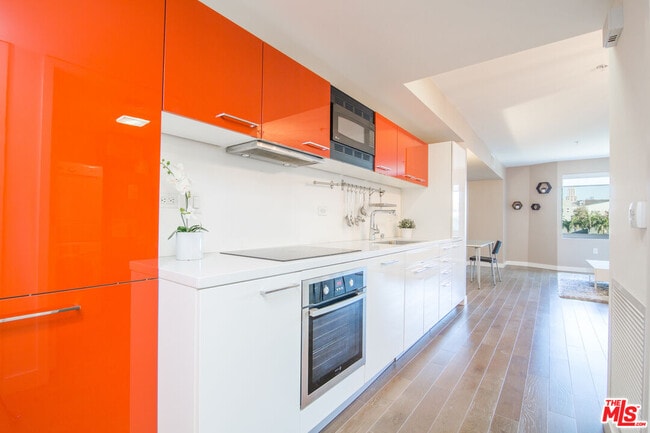 Building Photo - 901 Flower St