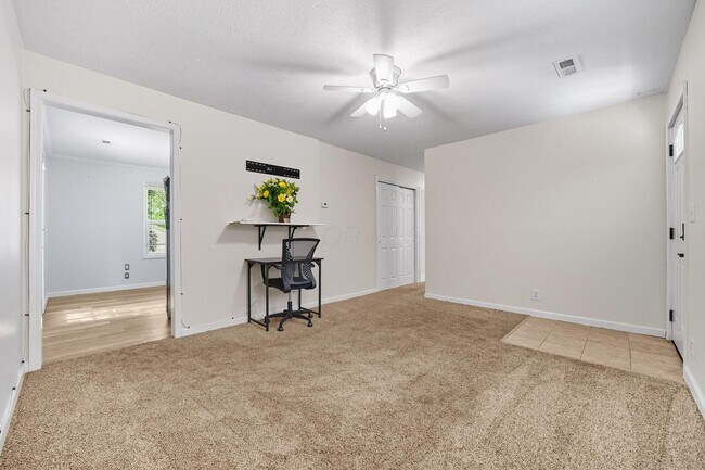 Building Photo - 455 Lakeview Dr