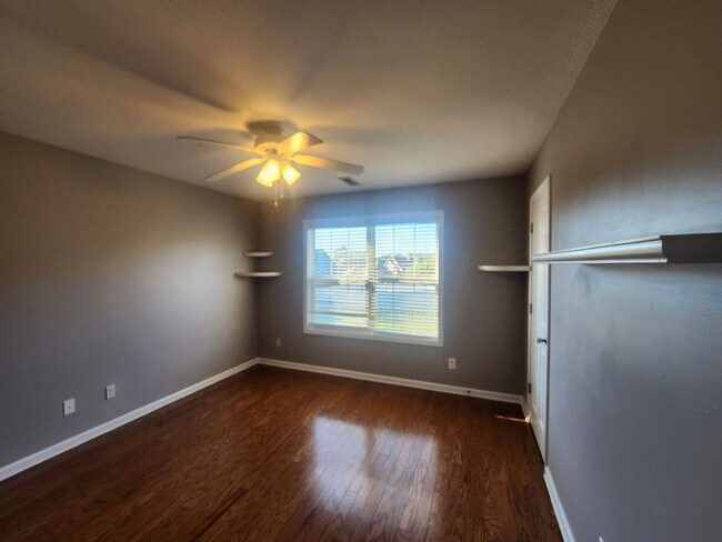 Building Photo - $2500 - 5 Bedrooms 3 Baths + Bonus Room