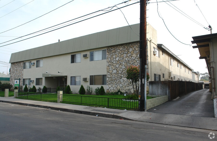 Building Photo - Redstone Apartments