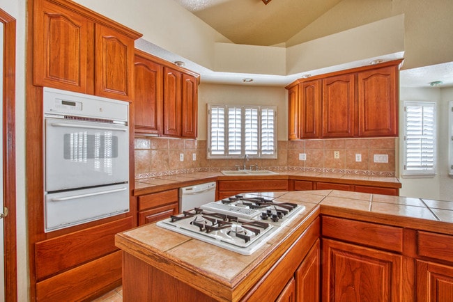 Building Photo - 6912 Crown Ridge Dr