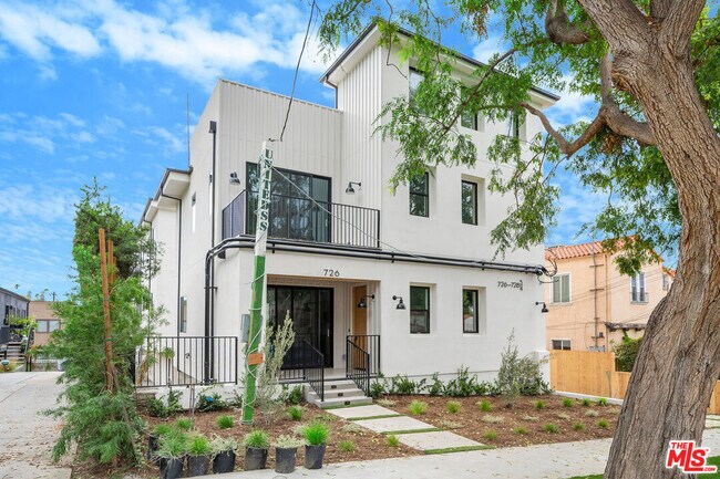 Building Photo - 726 Robinson St