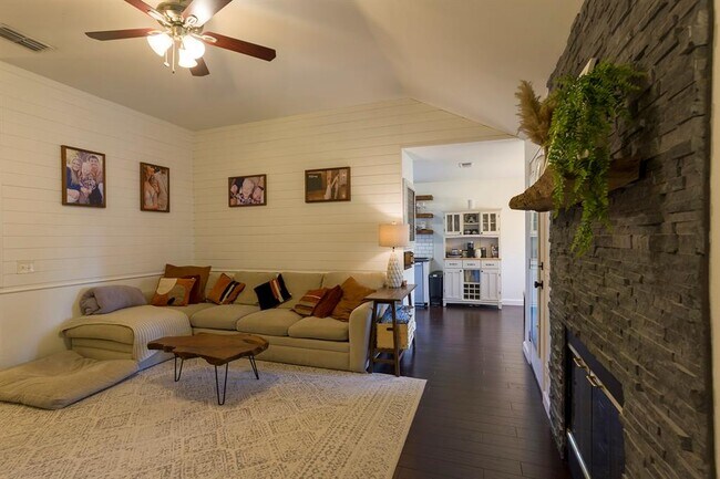 Building Photo - 906 Iris Dr