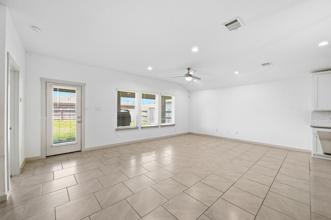 Building Photo - 818 Starcross Bnd Dr