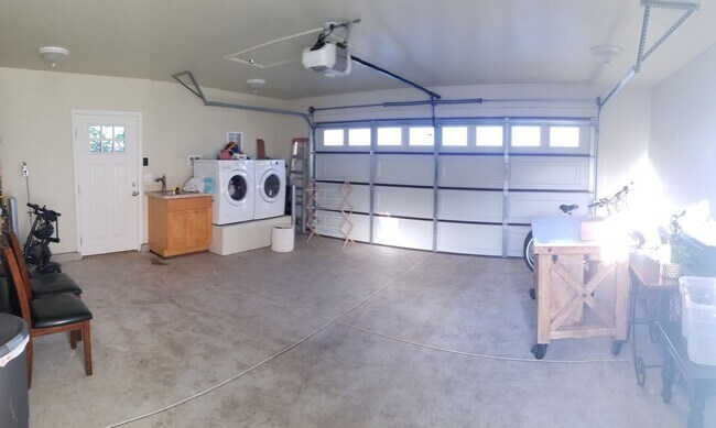 Building Photo - Immaculate 5 Bedroom 3 bath home with beautiful hill views!