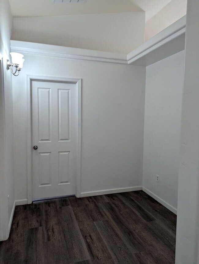 Building Photo - Great Northwest Home with Solar!