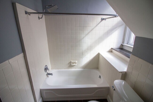 Building Photo - 2 bed/1 bath, Single-family Home! Modern and spacious with off-street parking and a relaxing back...