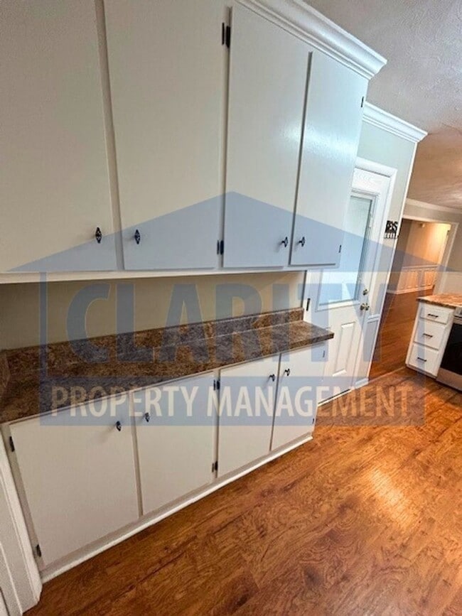 Building Photo - Centrally located, three bedroom home!