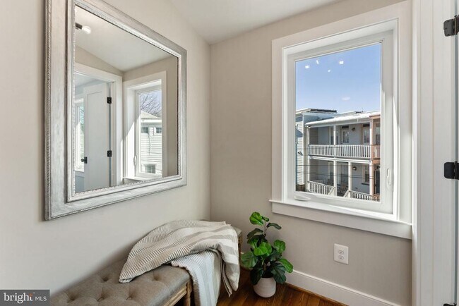 Building Photo - 705 Kentucky Ave SE