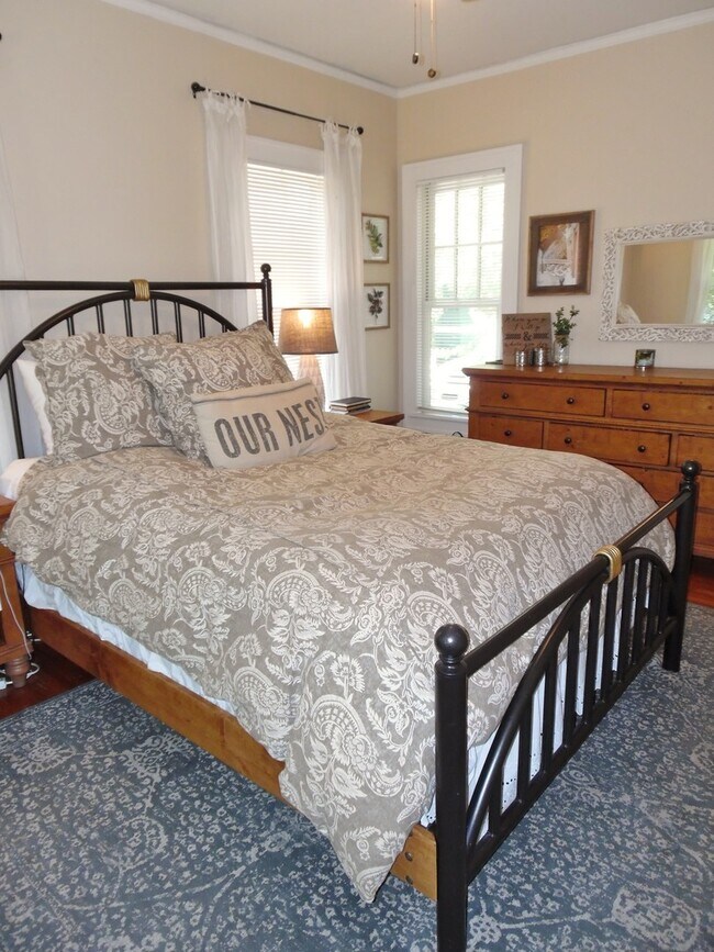 Building Photo - Bungalow in Mistletoe Heights!