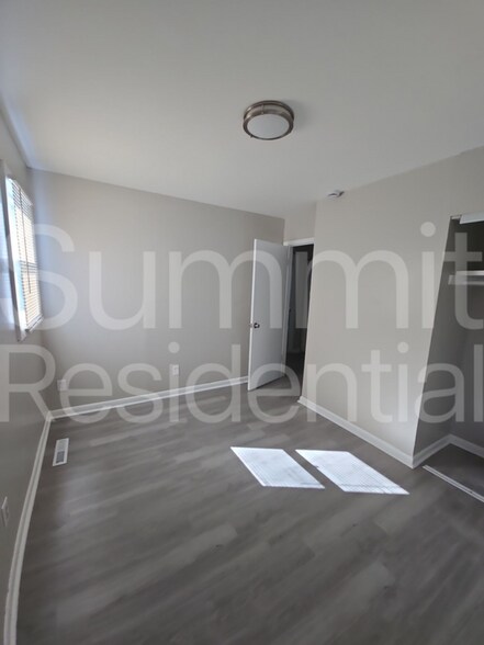 Building Photo - 5636 E 40th St