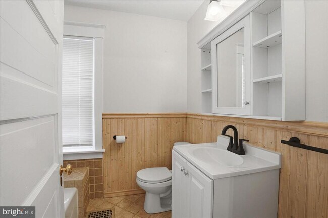 Building Photo - 220 N Orange St