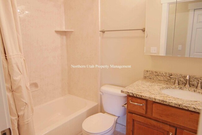 Building Photo - Newer 2 Bed 1 Bath HVAC