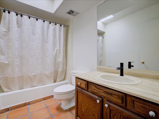 Building Photo - 2 Bedroom 2 Bathroom