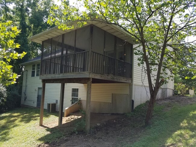 Building Photo - 4 bd, 3 ba house, NW Columbia, quick access to Stadium/I-70, screened porch