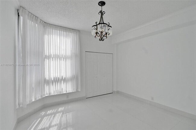 Building Photo - 3500 Mystic Pointe Dr