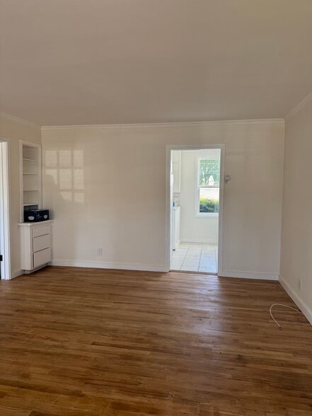 Building Photo - 1005 N Buena Vista St