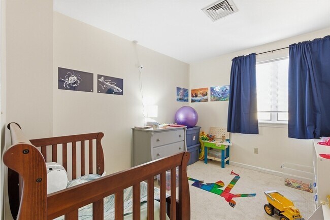 Building Photo - 5 Meadowbrook Rd