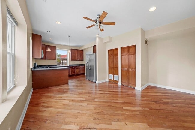 Building Photo - Spacious 2BR/2BA Rogers Park Condo with In-Unit Laundry & Central Air