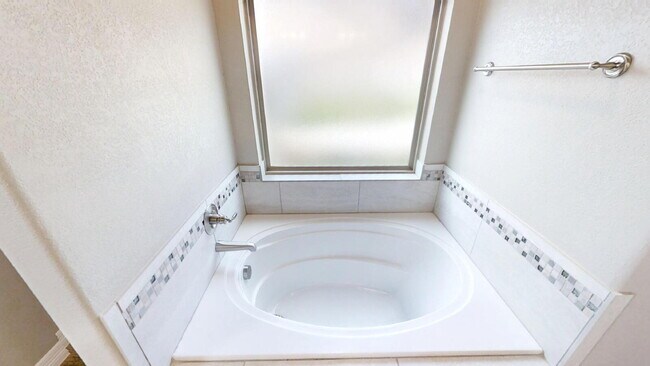 Building Photo - "Charming 4-Bedroom Retreat with Granite Elegance & Cozy Fireplace in Killeen!"