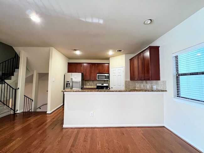 Building Photo - Ready and clean 3 bedrooms in Rice Militar...