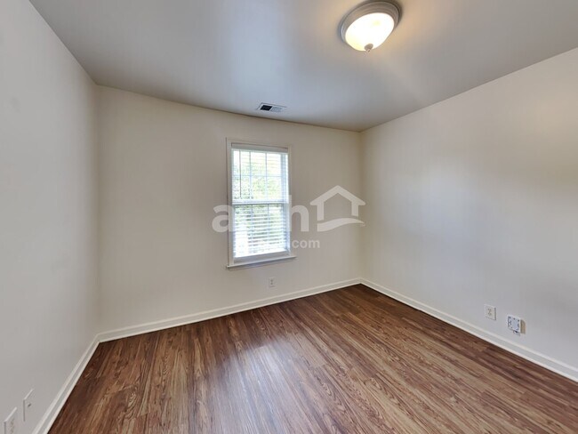 Building Photo - 524 Ryan Ave