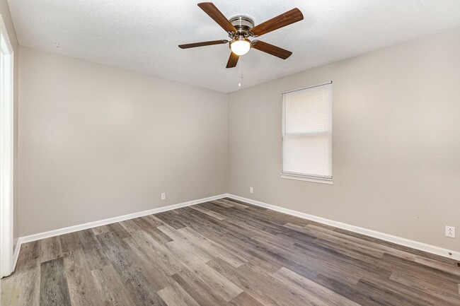 Building Photo - Cozy 2 Bedroom in Bellevue Now Available!