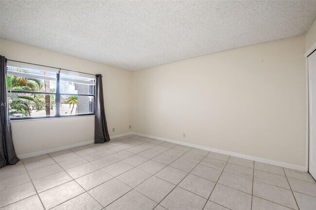 Building Photo - 303 Racquet Club Rd