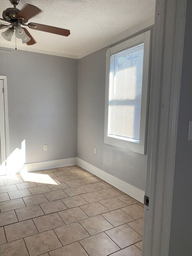 Building Photo - 2746 Gladiolus St
