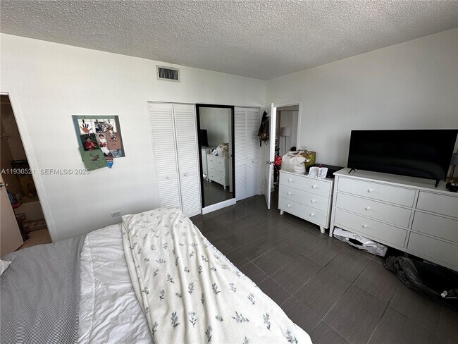 Building Photo - 801 Brickell Bay Dr