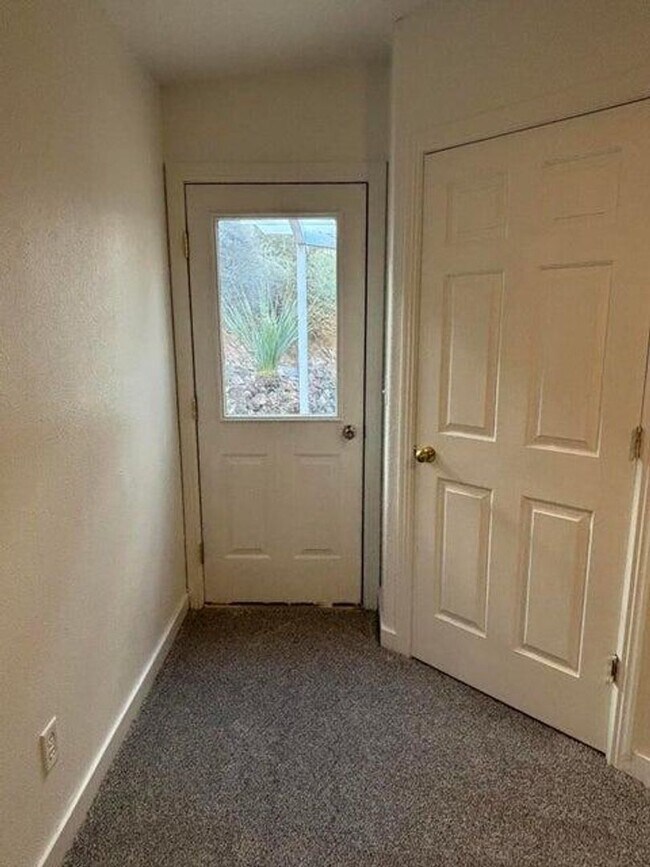 Building Photo - 2 Bed Home For Rent