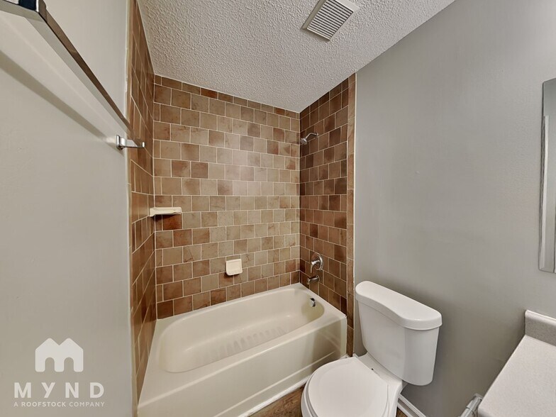 Building Photo - 7001 Lazy Breeze Cir