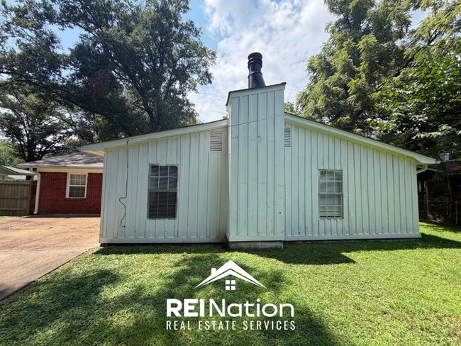Building Photo - Charming 3BR/2BA East Memphis Home | 1,795 Sq Ft, Hardwood Floors & Fireplace