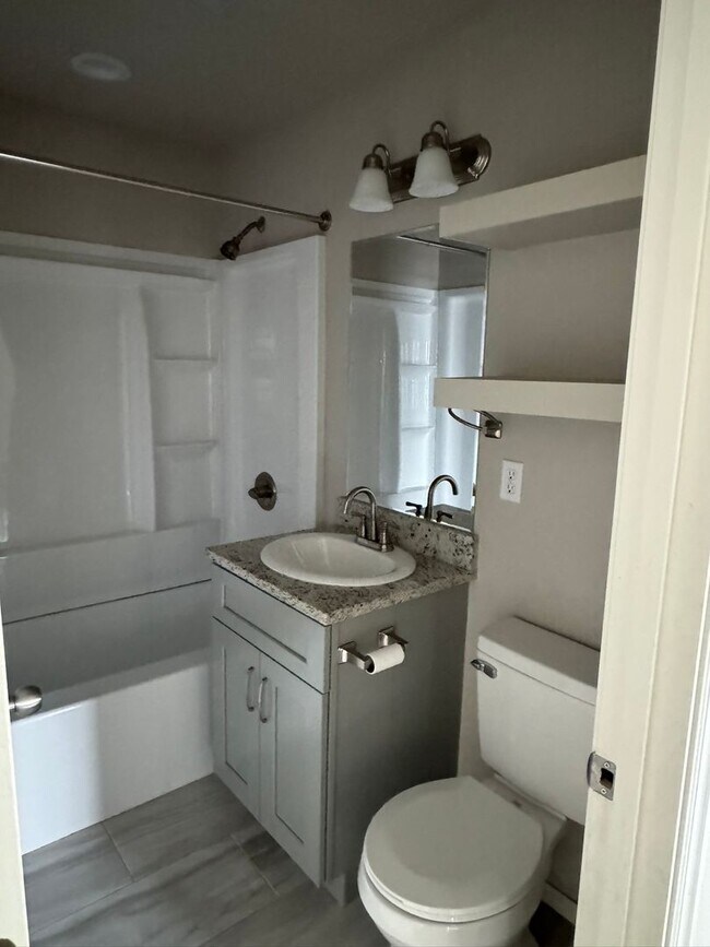 Building Photo - 2 Bedroom 1 Bath Home.