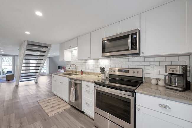 Building Photo - 1500 W Pine Lake Cir