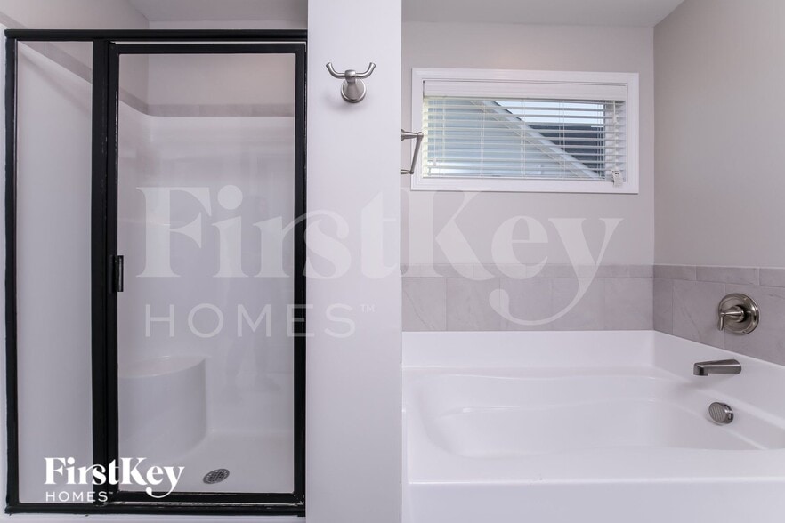 Building Photo - 499 Royal Oak Ln