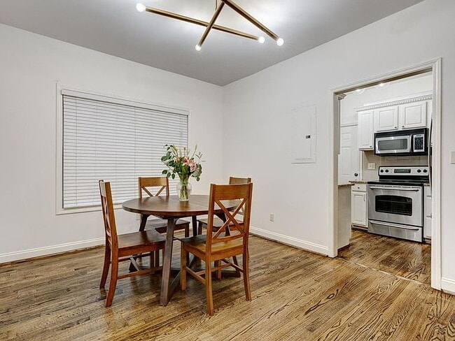 Building Photo - "Charming 2-Bedroom Retreat in Birmingham – Cozy 932 Sq Ft Haven!"