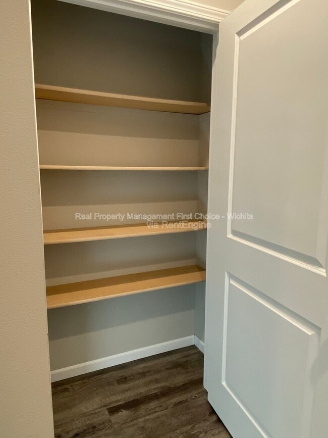 Building Photo - 412 S Longbranch Dr