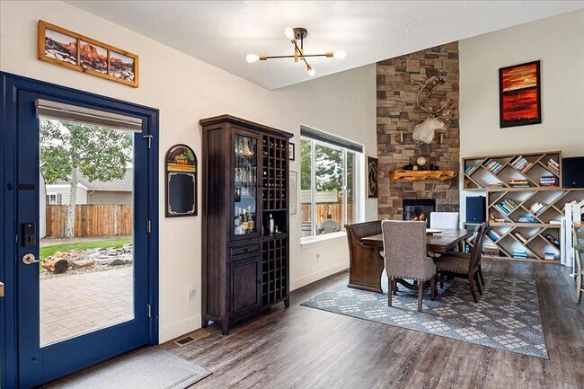 Building Photo - 1622 NW Rimrock Dr